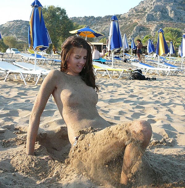 Девушку с голыми сиськами закопали на пляже в песок 42 фото
