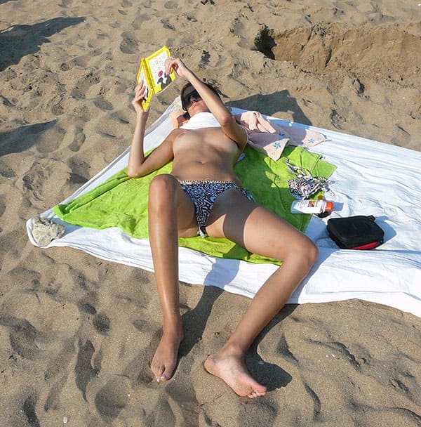 Девушку с голыми сиськами закопали на пляже в песок 52 фото
