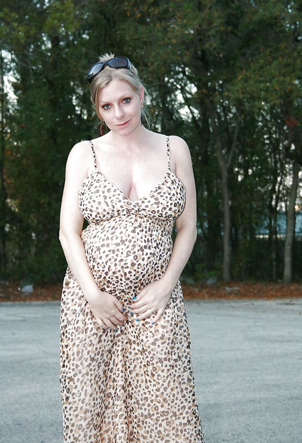 Беременная девушка разделась на улице и начала мастурбировать 11 фото