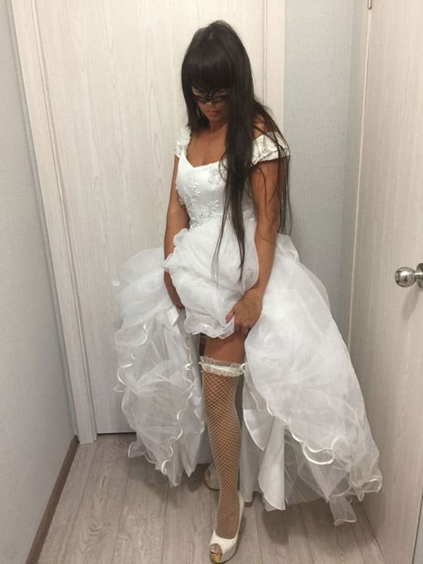 Русскую невесту трахают в свадебном платье 2 фото