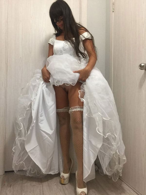 Русскую невесту трахают в свадебном платье 3 фото