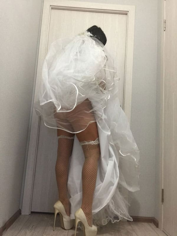 Русскую невесту трахают в свадебном платье 6 фото