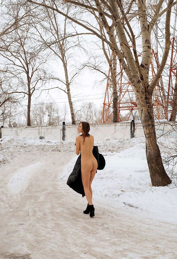 Голая девушка вышла на мороз в одних варежках 1 фото