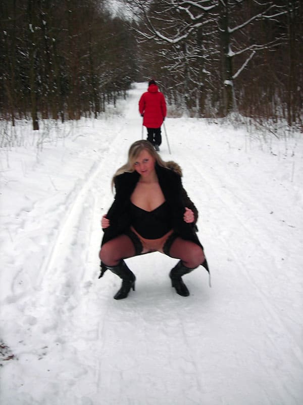 Зимняя подборка голых девушек на природе 11 фото