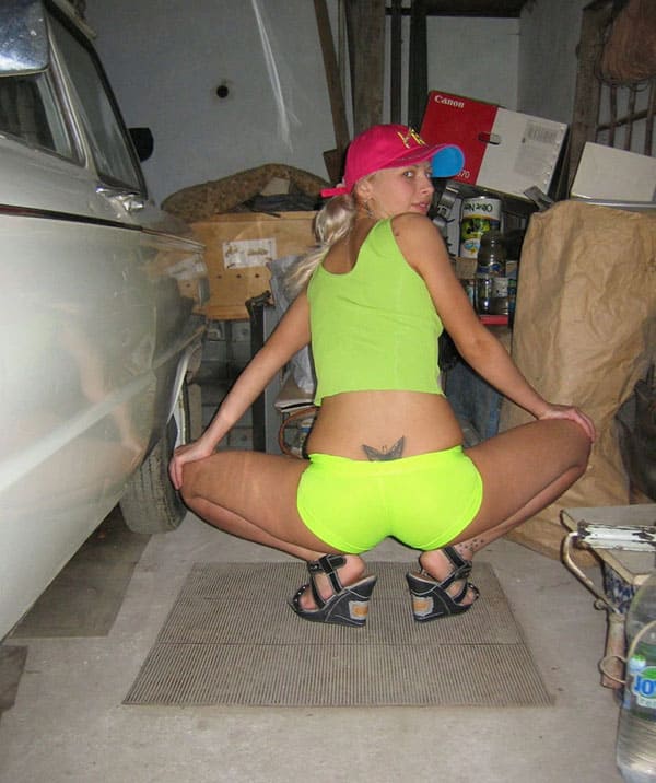 Голая украинка позирует в гараже с Запорожцем 16 фото