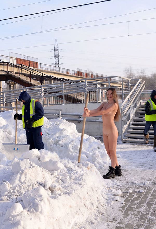 Голая девушка помогает убирать снег работникам РЖД 22 фото