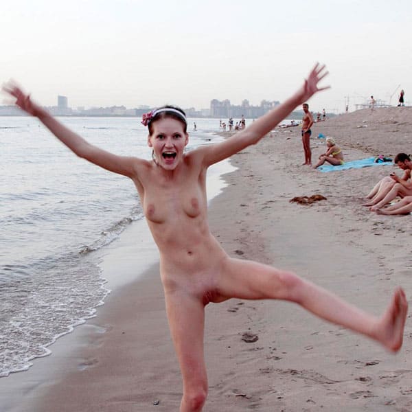 Пьяная девушка разделась догола на общественном пляже 19 фото