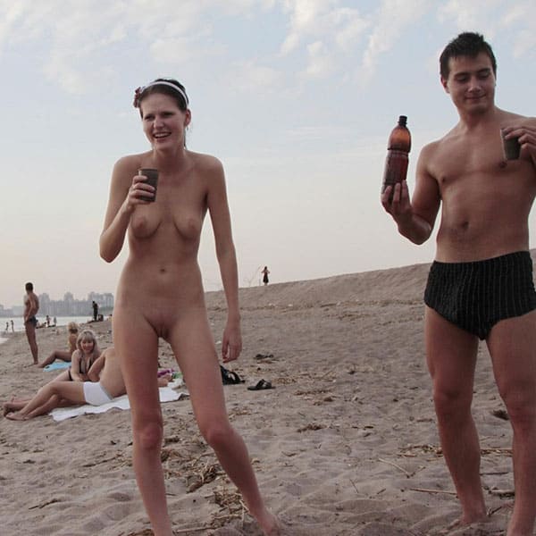 Пьяная девушка разделась догола на общественном пляже 32 фото