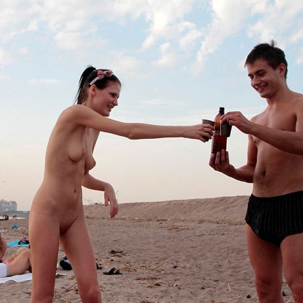 Пьяная девушка разделась догола на общественном пляже 34 фото