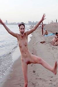 Пьяная девушка разделась догола на общественном пляже