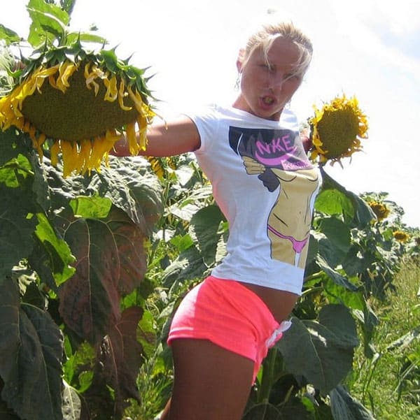Секс с молодой украинкой в подсолнуховом поле 11 фото