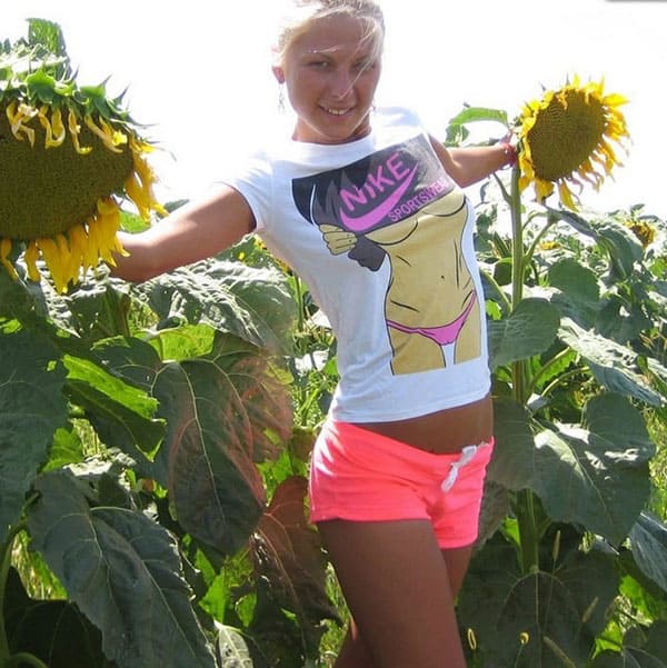 Секс с молодой украинкой в подсолнуховом поле 12 фото