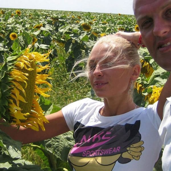 Секс с молодой украинкой в подсолнуховом поле 13 фото