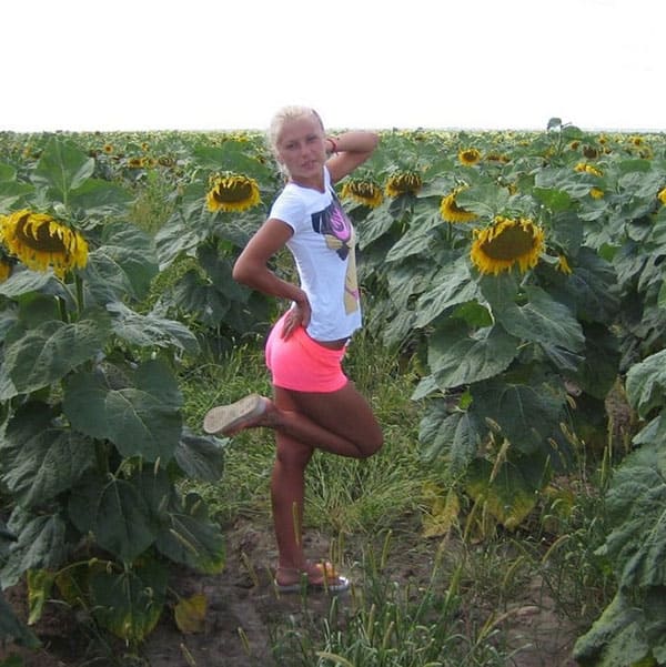 Секс с молодой украинкой в подсолнуховом поле 2 фото