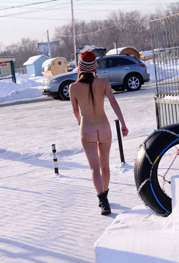 Голая девушка гуляет по авторынку зимой 19 фото