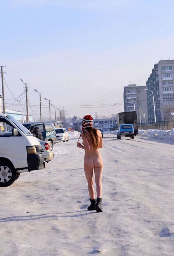 Голая девушка гуляет по авторынку зимой 45 фото