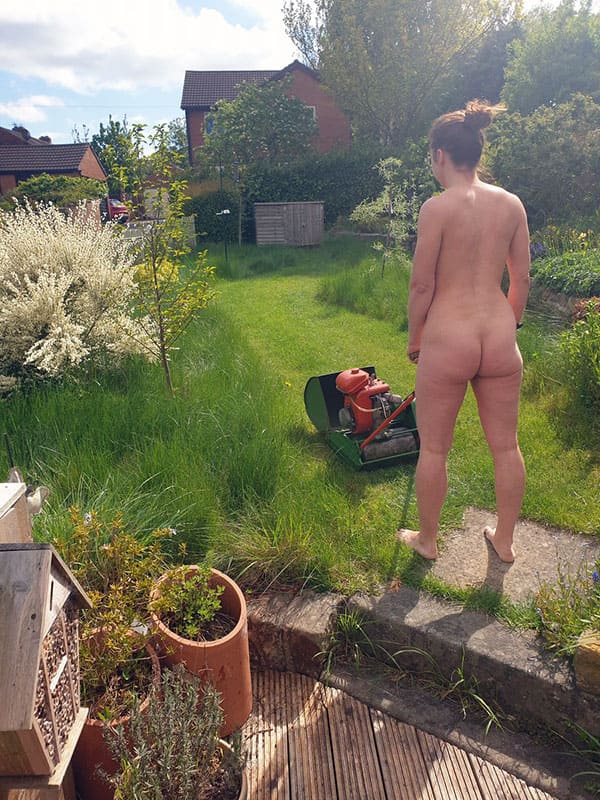 Голые дачницы: Частное ню девушек в огороде и саду 26 фото