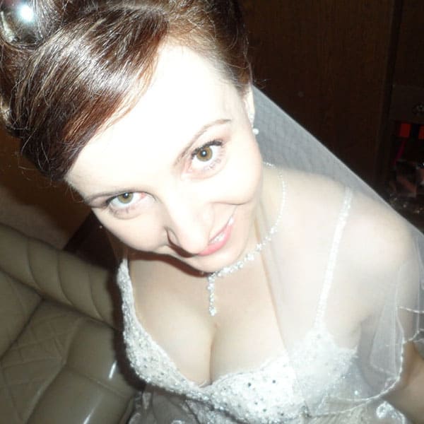 Русская невеста раздевается дома на камеру 6 фото