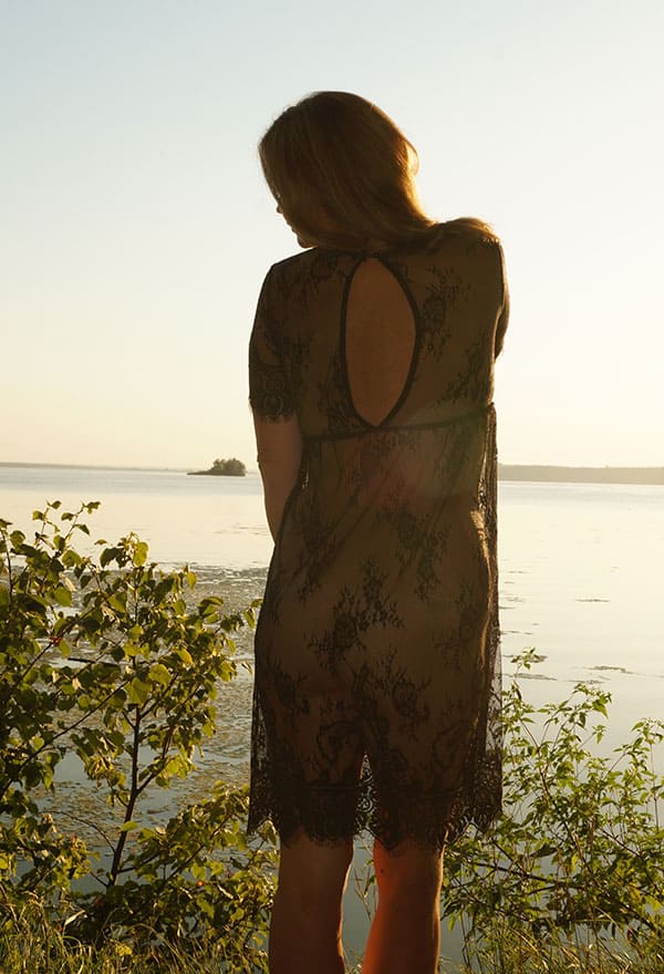 Голая жена в прозрачном платье на природе 10 фото