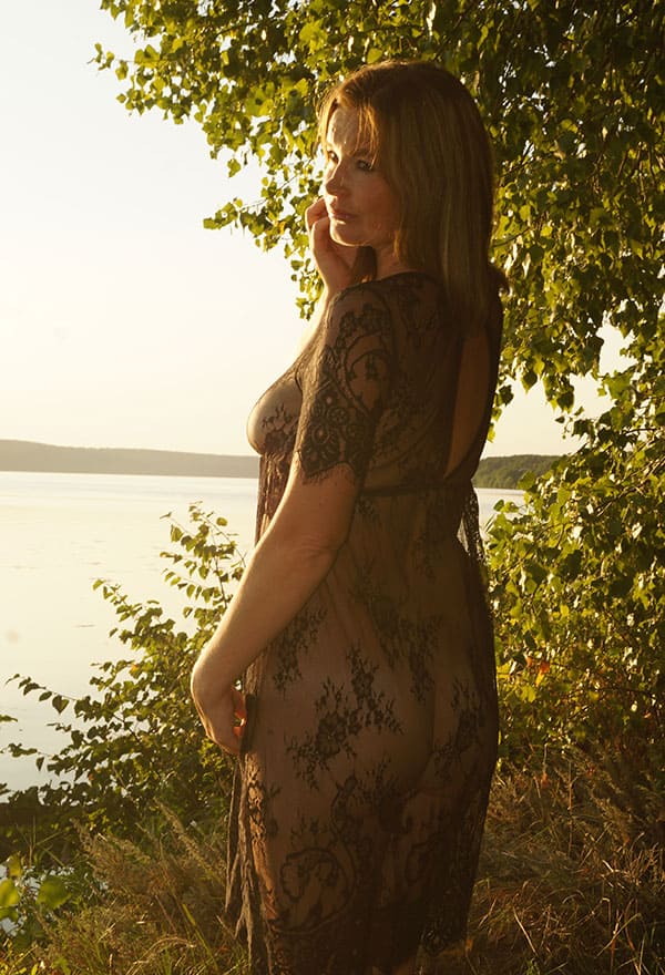 Голая жена в прозрачном платье на природе 11 фото