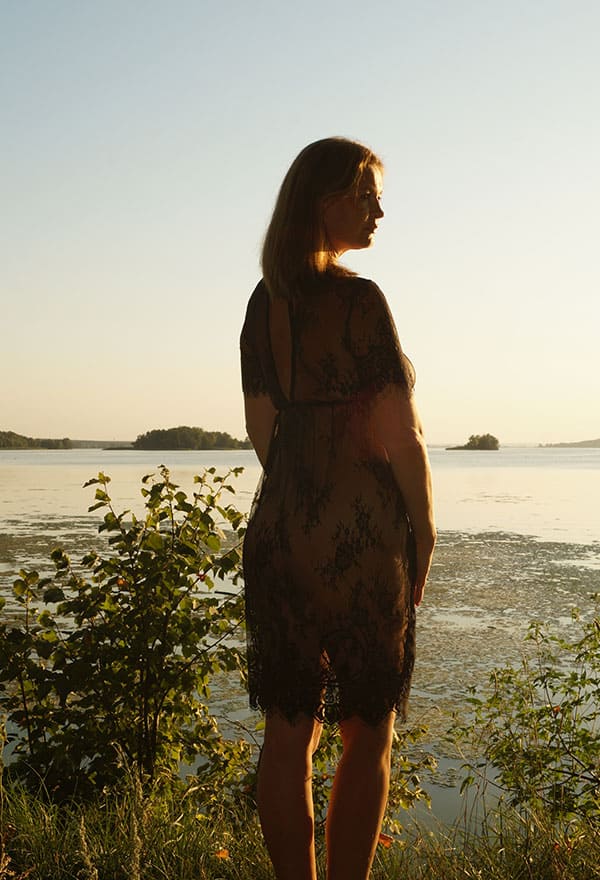Голая жена в прозрачном платье на природе 9 фото