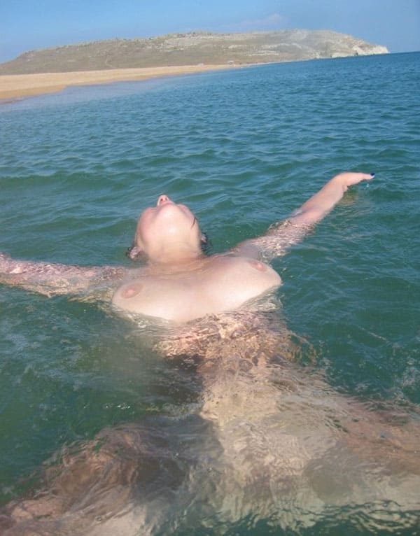 Минет на нудистском пляже со спермой на лицо 33 фото