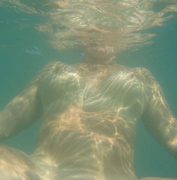 Минет на нудистском пляже со спермой на лицо 35 фото