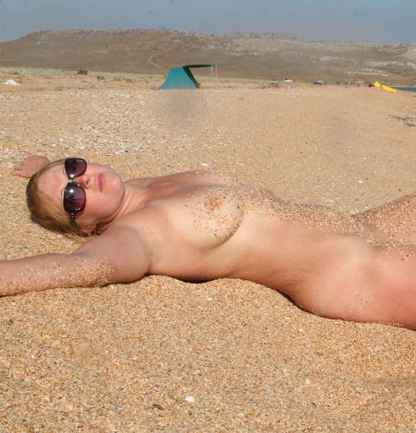 Минет на нудистском пляже со спермой на лицо 43 фото