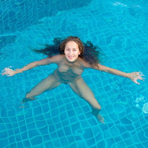 Летние фото голых девушек в уличном бассейне 10 фото