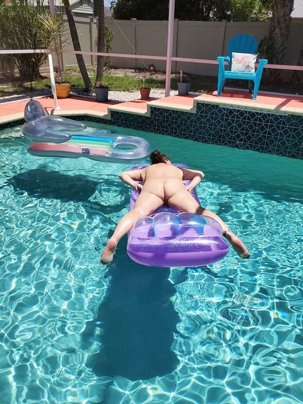 Летние фото голых девушек в уличном бассейне 57 фото