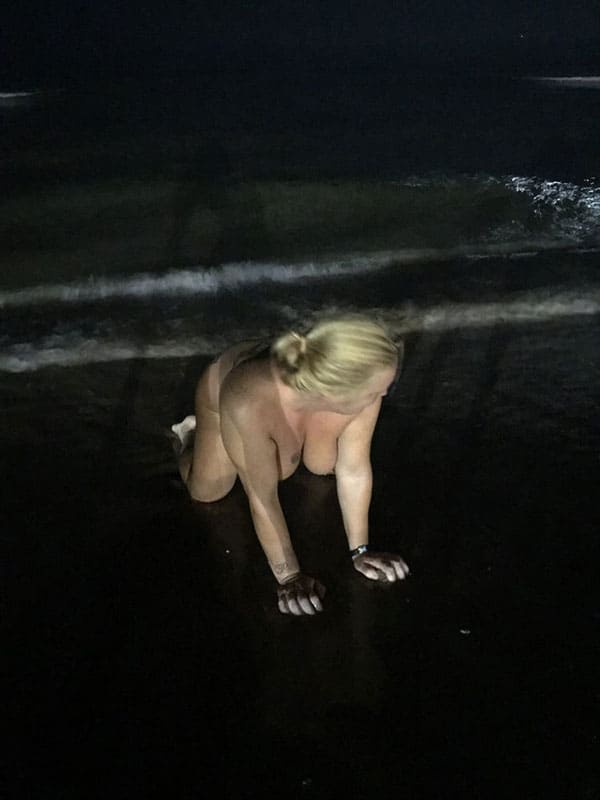 Ночной секс нудистов на пляже 1 фото