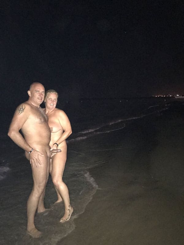 Ночной секс нудистов на пляже 4 фото