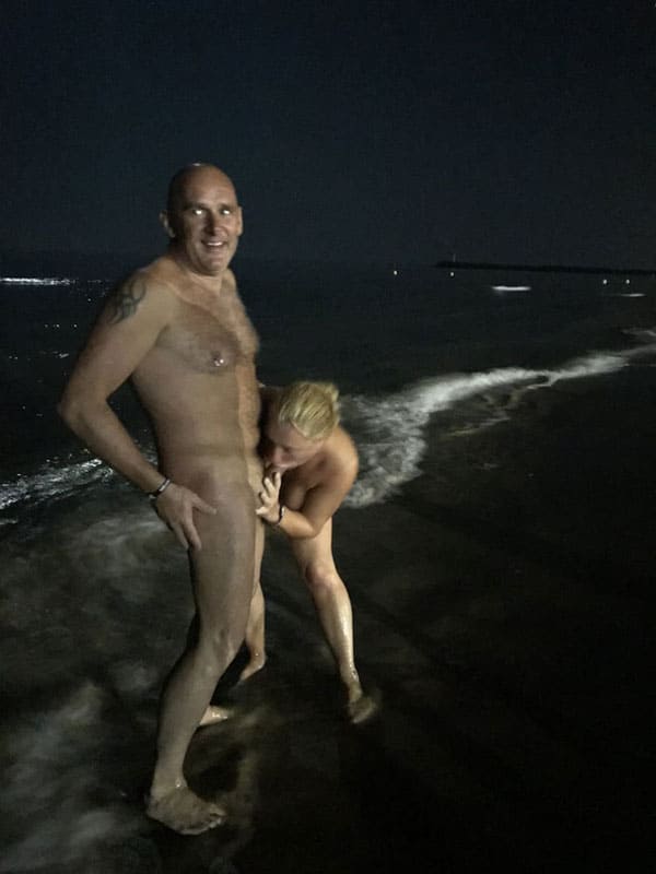 Ночной секс нудистов на пляже 5 фото