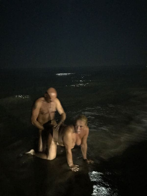 Ночной секс нудистов на пляже 6 фото