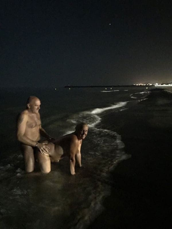 Ночной секс нудистов на пляже 7 фото