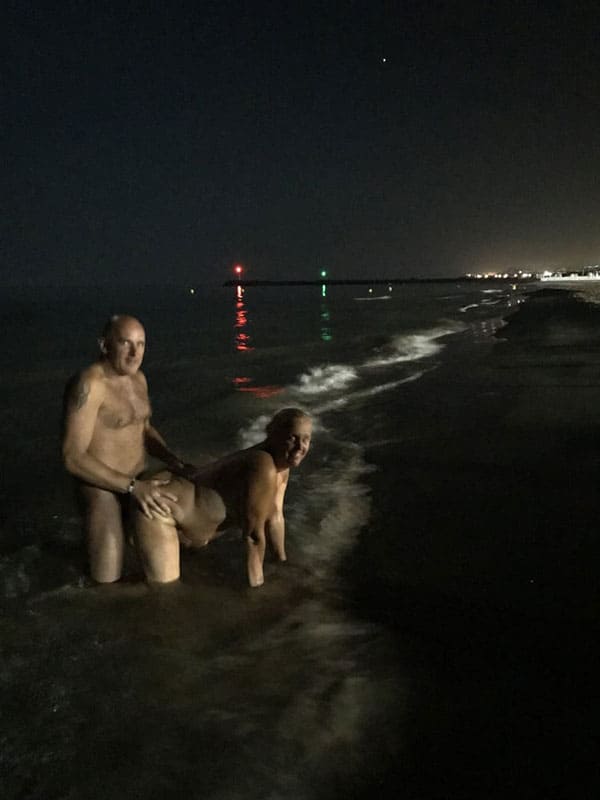 Ночной секс нудистов на пляже 8 фото
