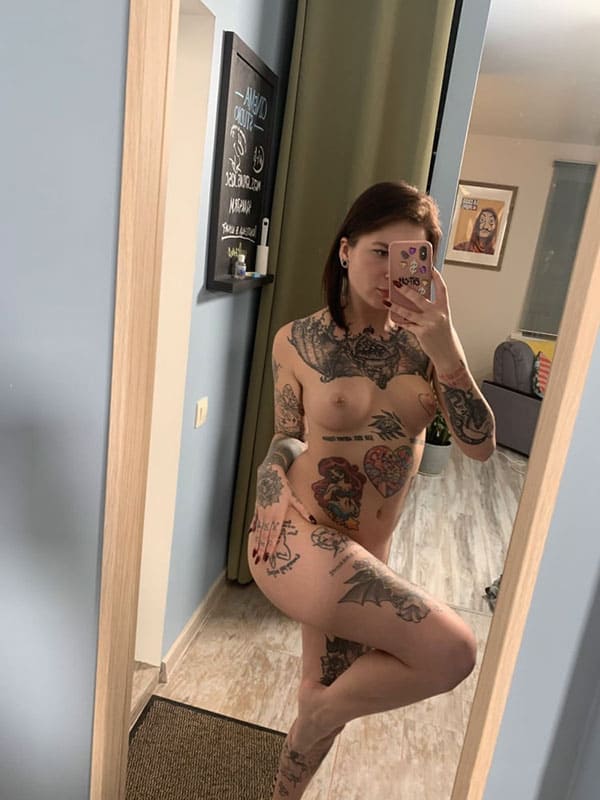 Селфи голой девушки в татуировках 16 фото