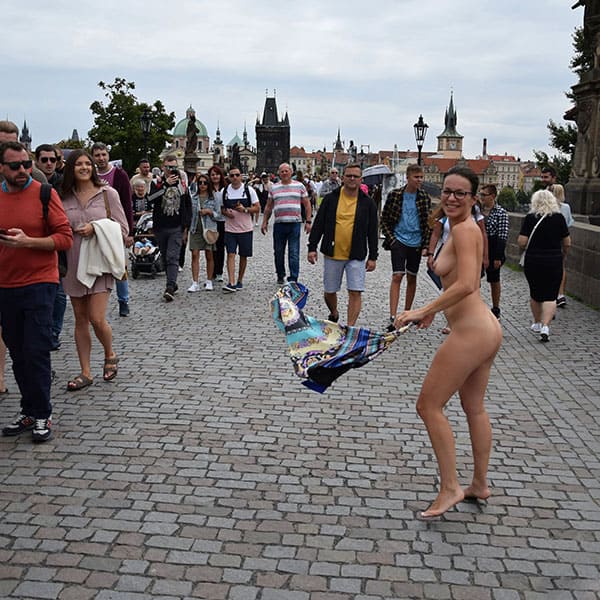 Голая чешка гуляет по центру Праги 10 фото