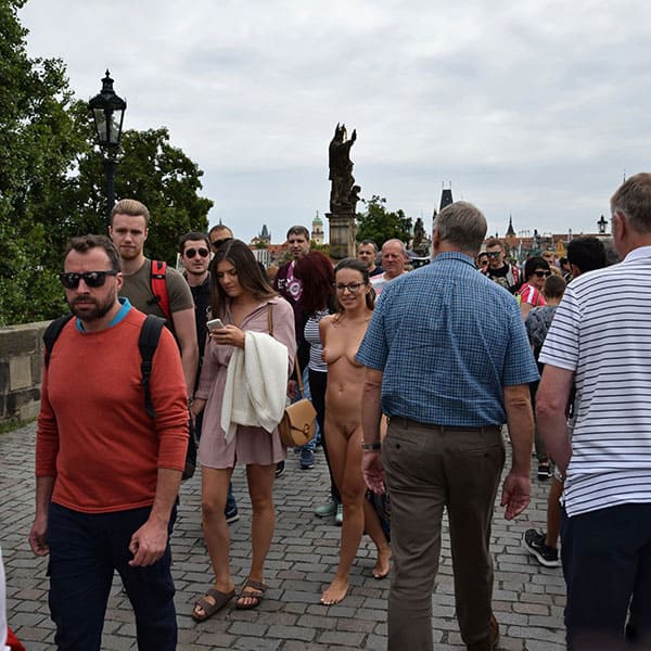 Голая чешка гуляет по центру Праги 14 фото