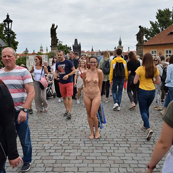 Голая чешка гуляет по центру Праги 16 фото