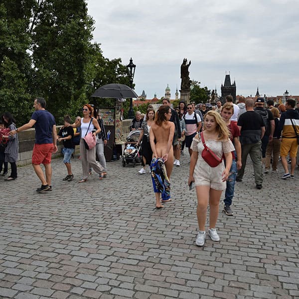 Голая чешка гуляет по центру Праги 18 фото