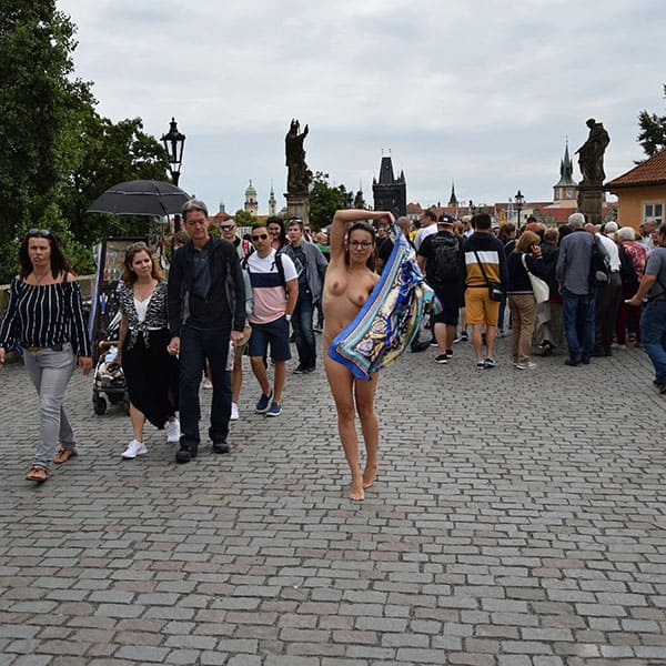 Голая чешка гуляет по центру Праги 19 фото