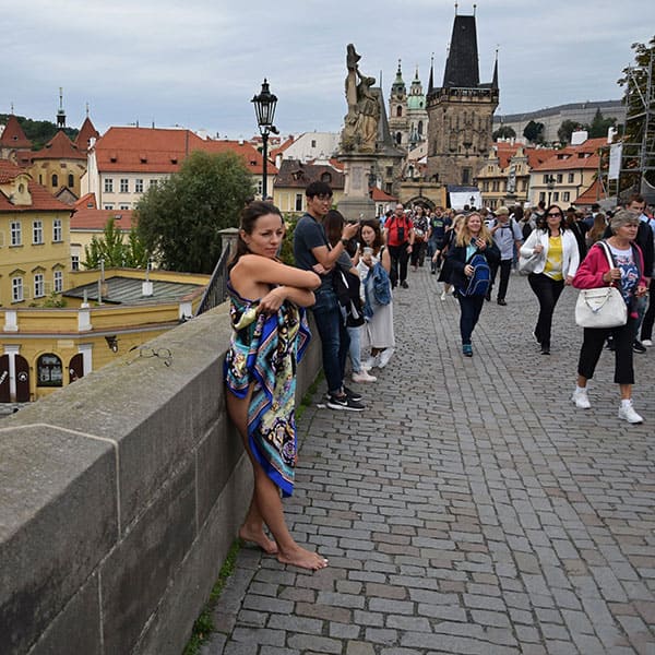 Голая чешка гуляет по центру Праги 2 фото