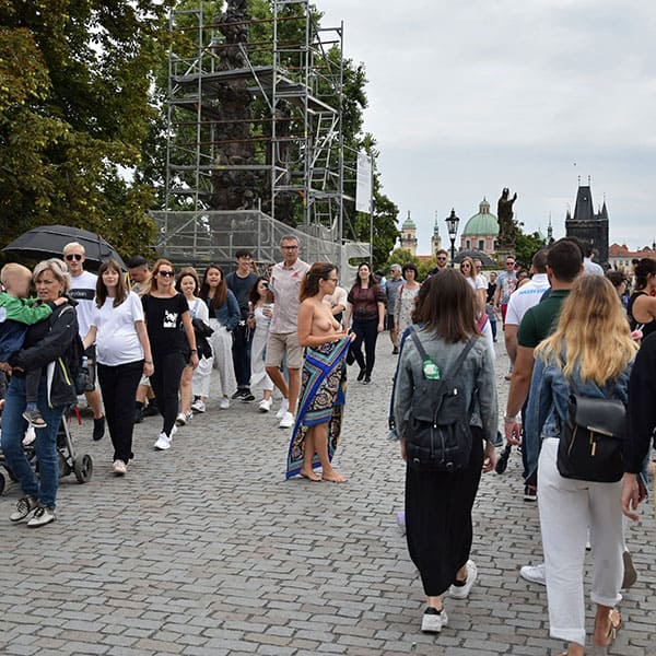 Голая чешка гуляет по центру Праги 28 фото