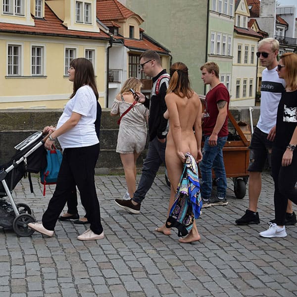 Голая чешка гуляет по центру Праги 29 фото