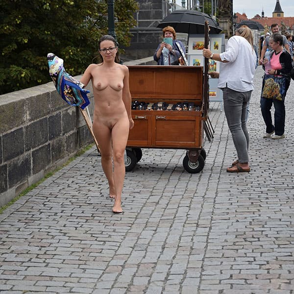 Голая чешка гуляет по центру Праги 34 фото