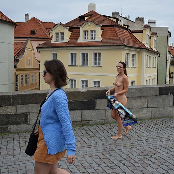 Голая чешка гуляет по центру Праги 36 фото