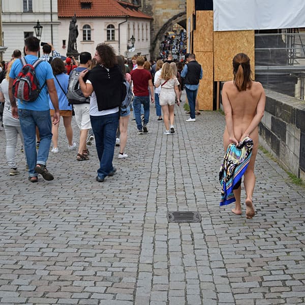 Голая чешка гуляет по центру Праги 38 фото
