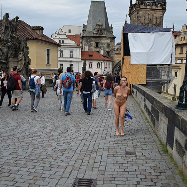 Голая чешка гуляет по центру Праги 39 фото