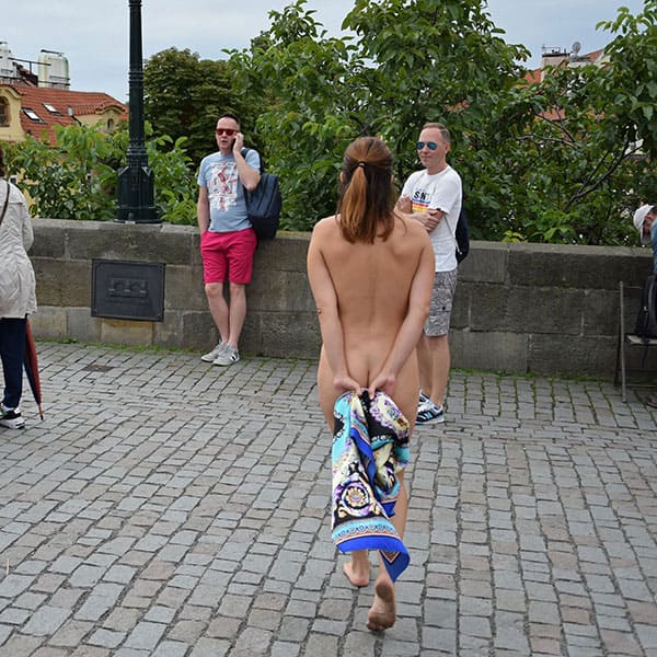 Голая чешка гуляет по центру Праги 41 фото